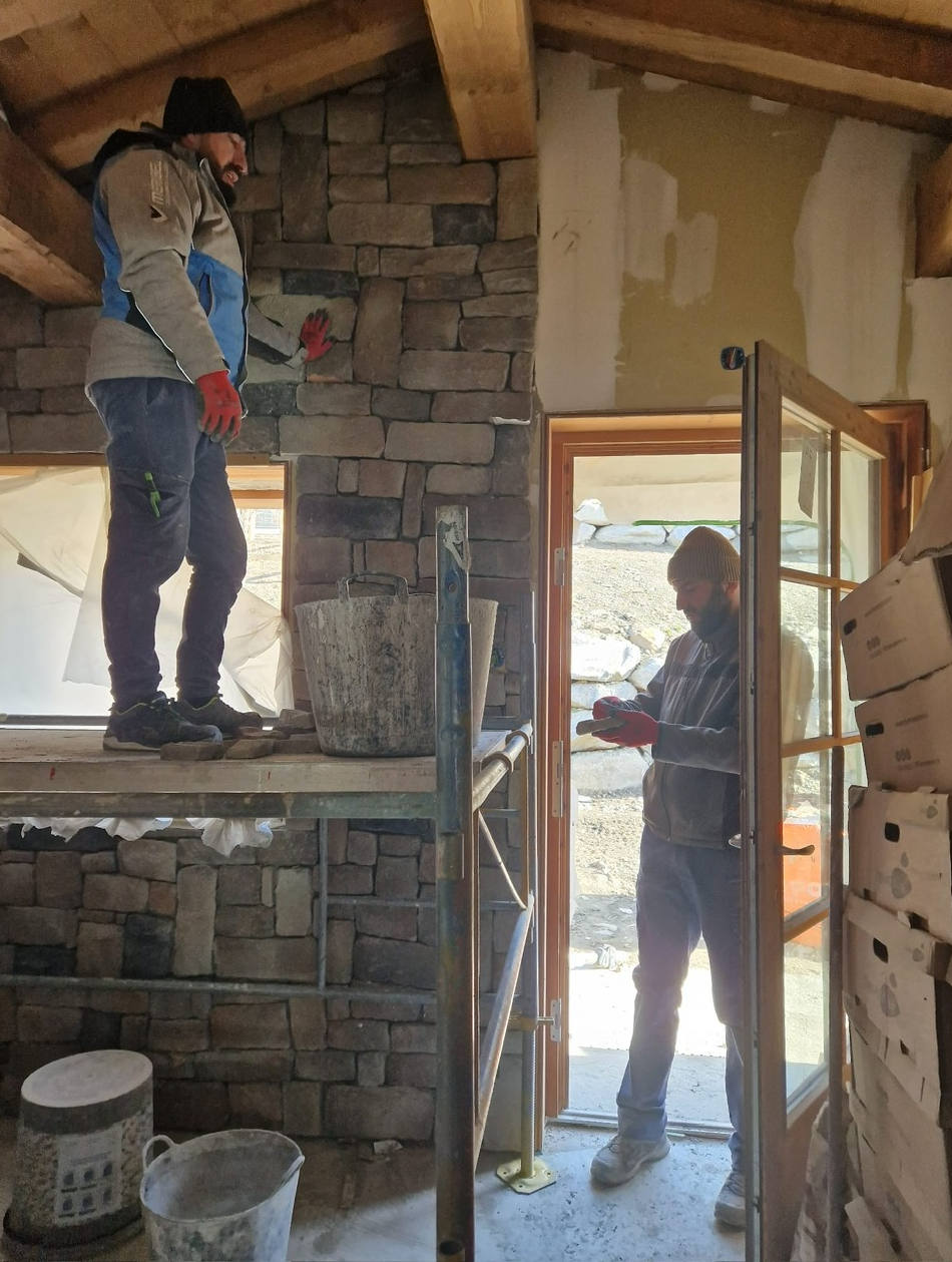 Construction intérieur ferme mur pierre - Chryolles