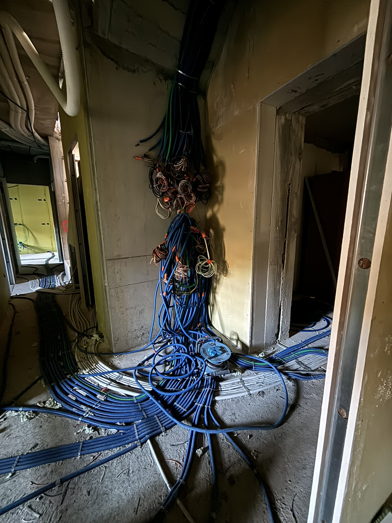 Installation électrique intérieur ferme - Chryolles