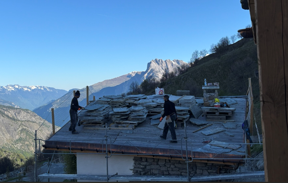 Pose toiture lauze artisans couvreurs - Chryolles